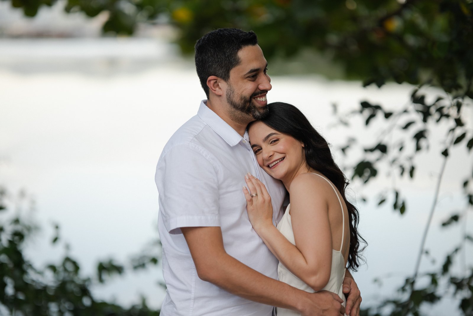 Maria Paula e Eduardo à beira d'água